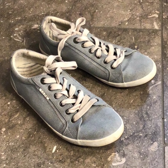 taos walking shoes